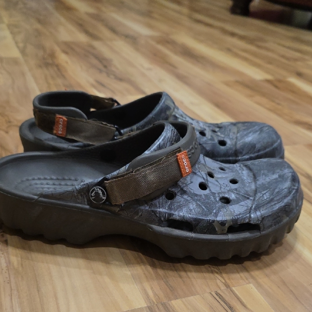 CROCS Men's Realtree Camouflage Clogs - Picture 4 of 6